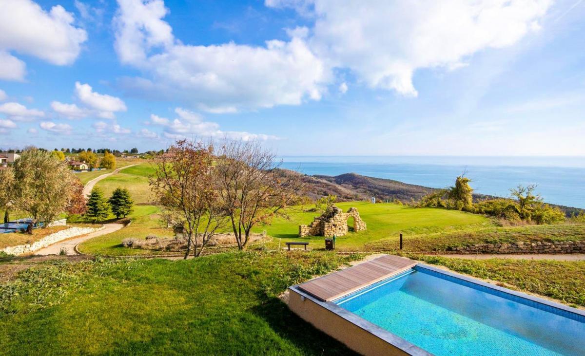 Hotel with private pool - BlackSeaRama Golf & Villas