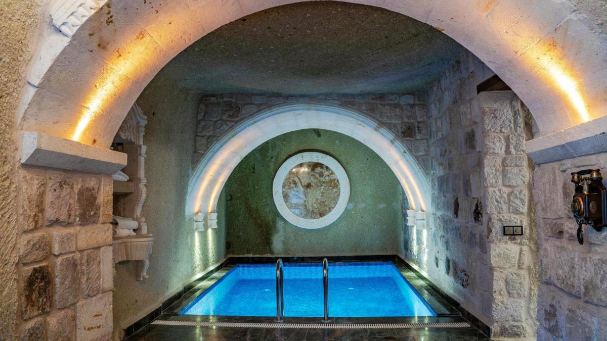 Hotel with private pool - Elika Cave Suites