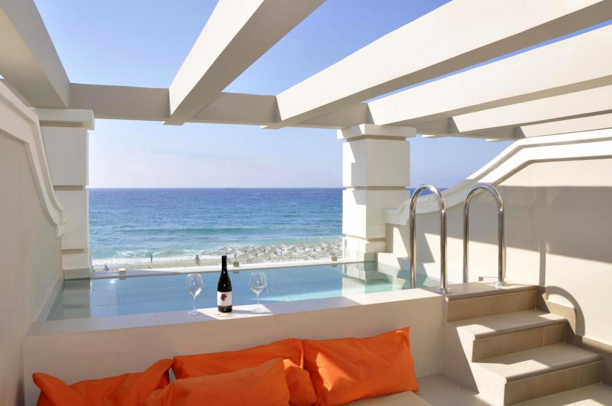 Hotel with private pool - Agios Gordios Beach Resort