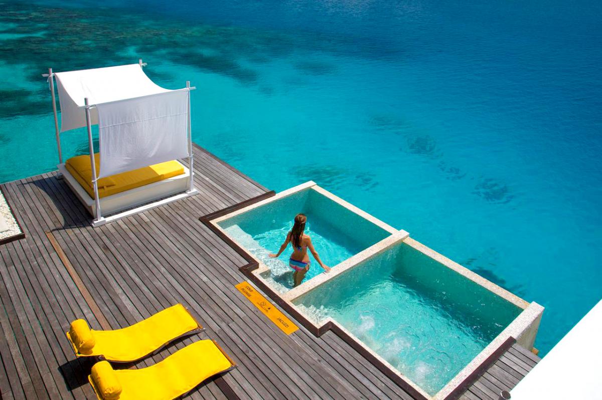 Hotel with private pool - Coco Bodu Hithi