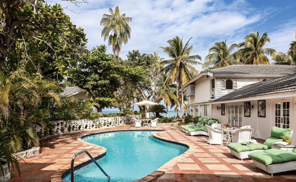Hotel with private pool - Half Moon