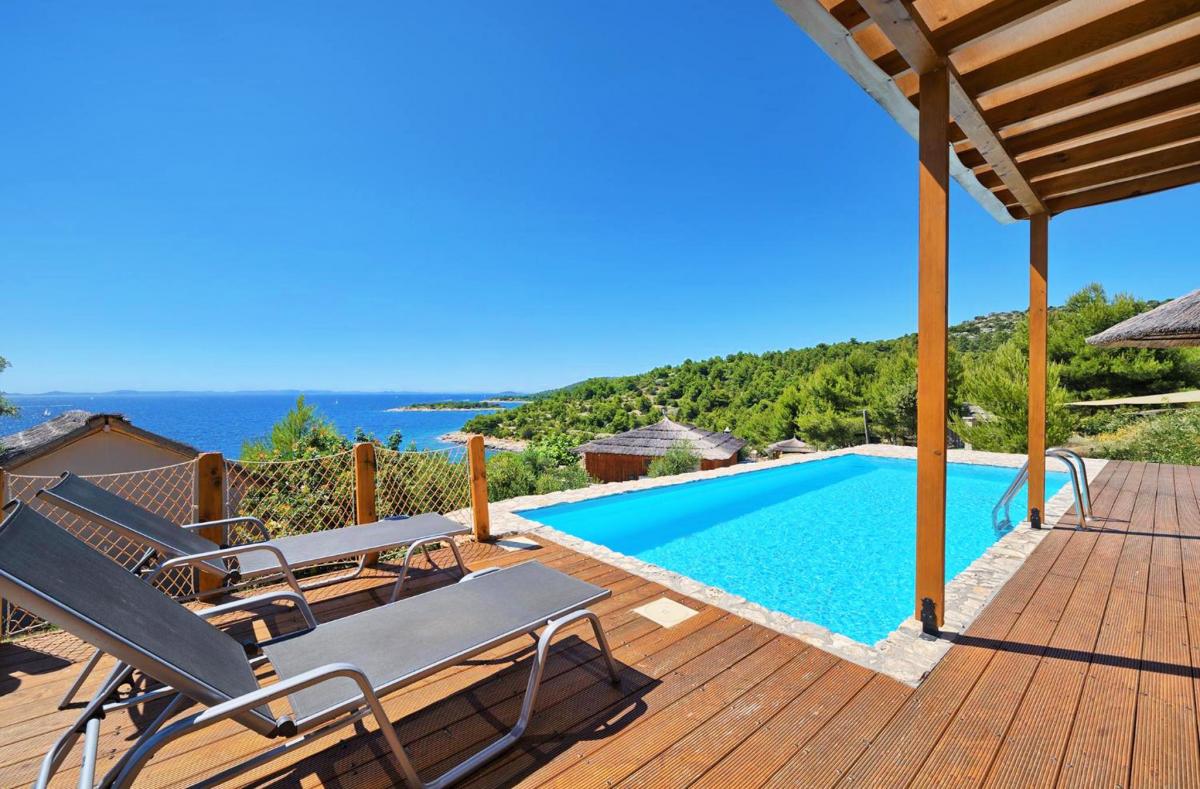 Hotel with private pool - Golden Haven Luxe Glamp Resort