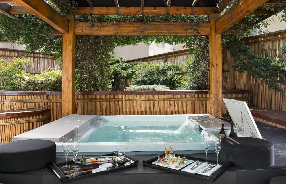 Hotel with private pool - ROMEO Napoli