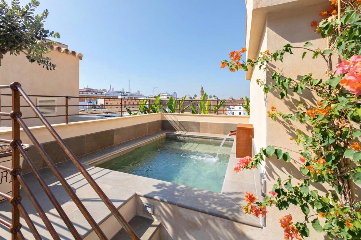 Hotel with private pool - Real Casa de la Moneda Deluxe Apartments