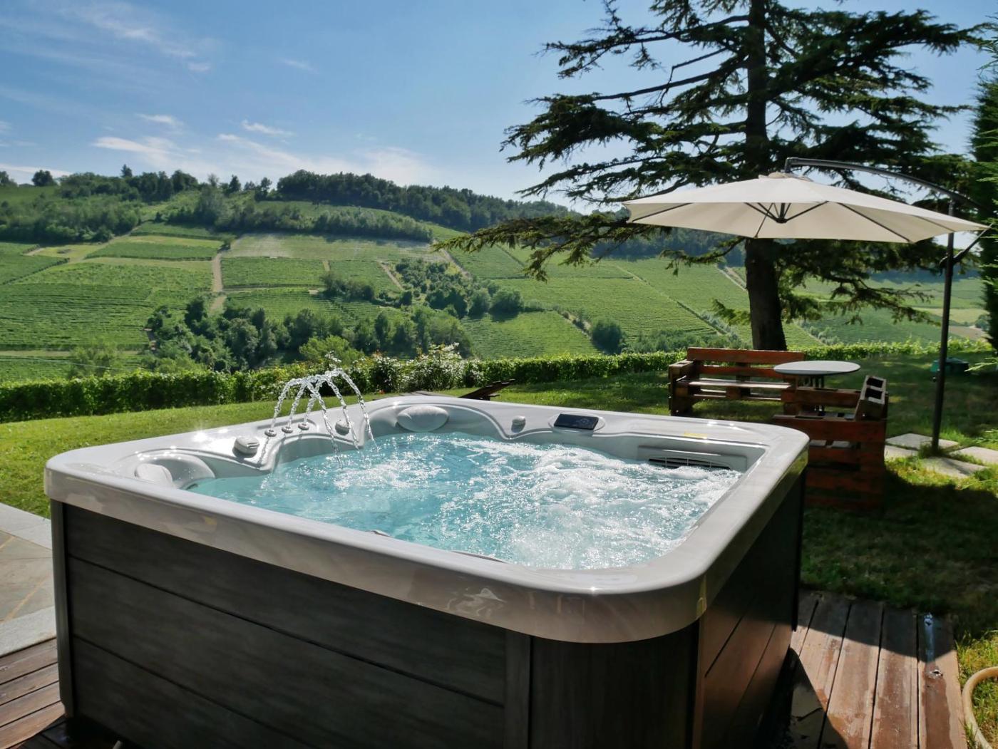 Hotel with private pool - Costa di Bussia