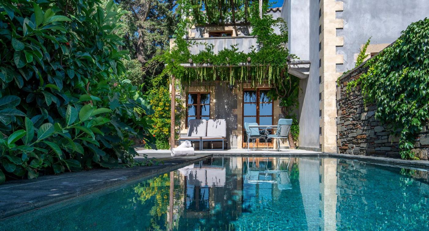 Hotel with private pool - Kinsterna Hotel