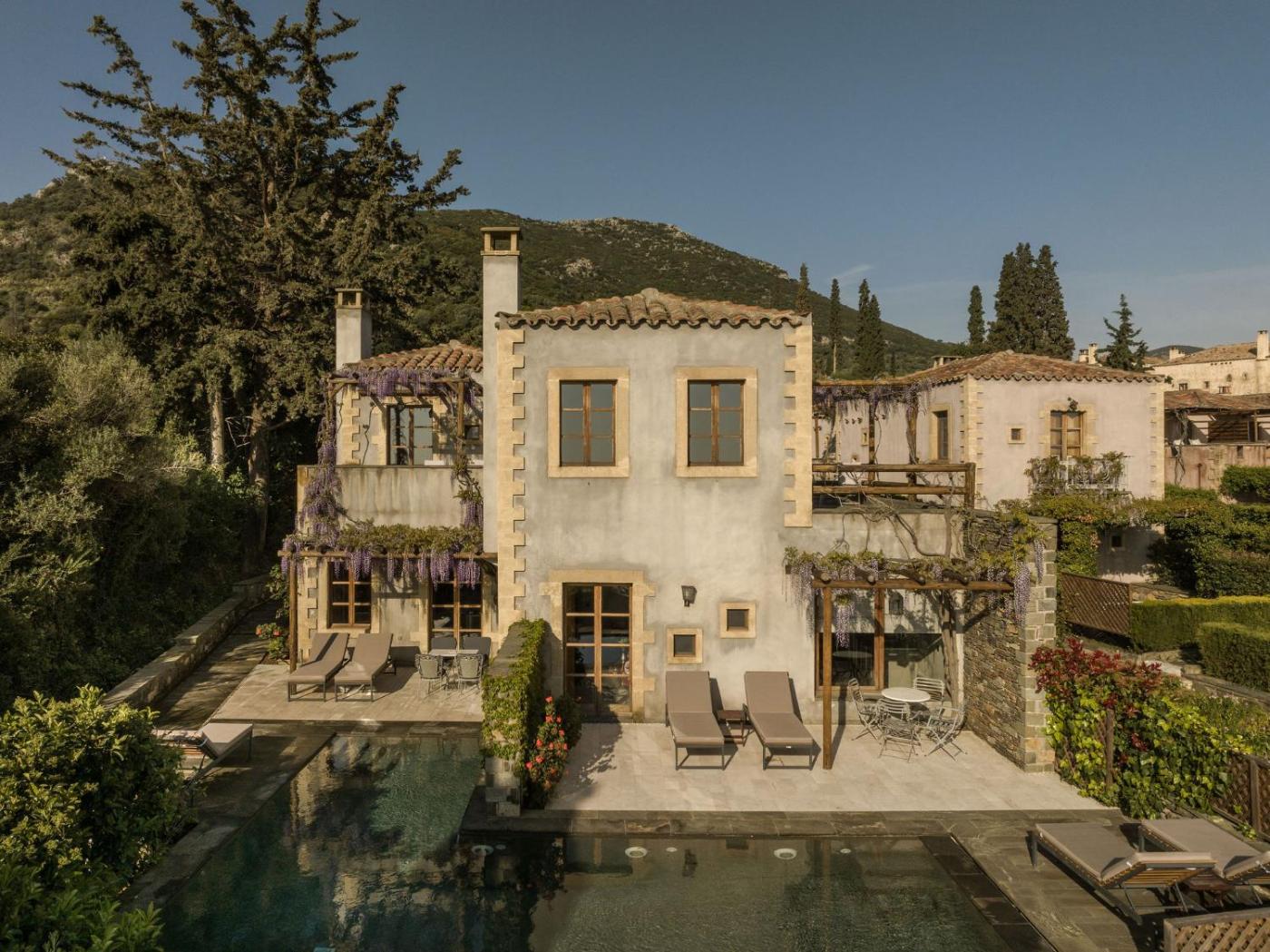 Hotel with private pool - Kinsterna Hotel