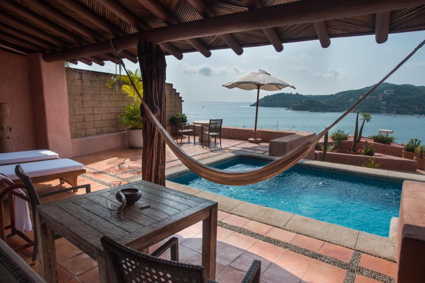 Hotel with private pool - La Casa Que Canta