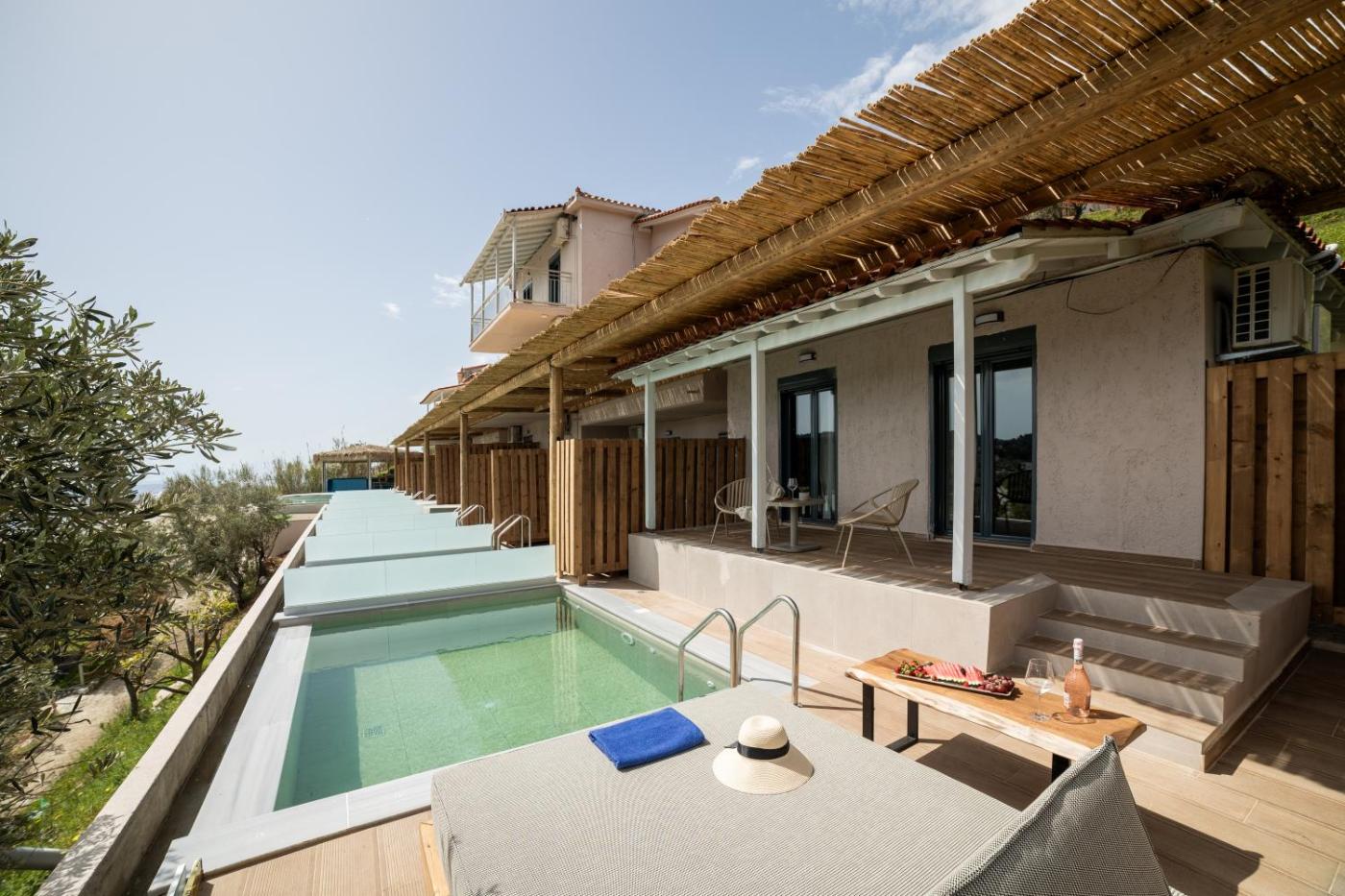 Hotel with private pool - Petra Nera Skiathos