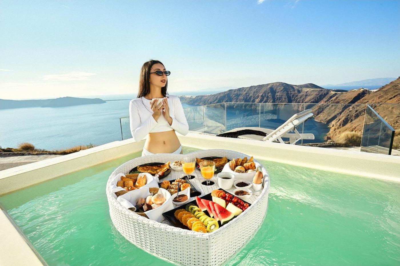 Hotel with private pool - Amaze Suites